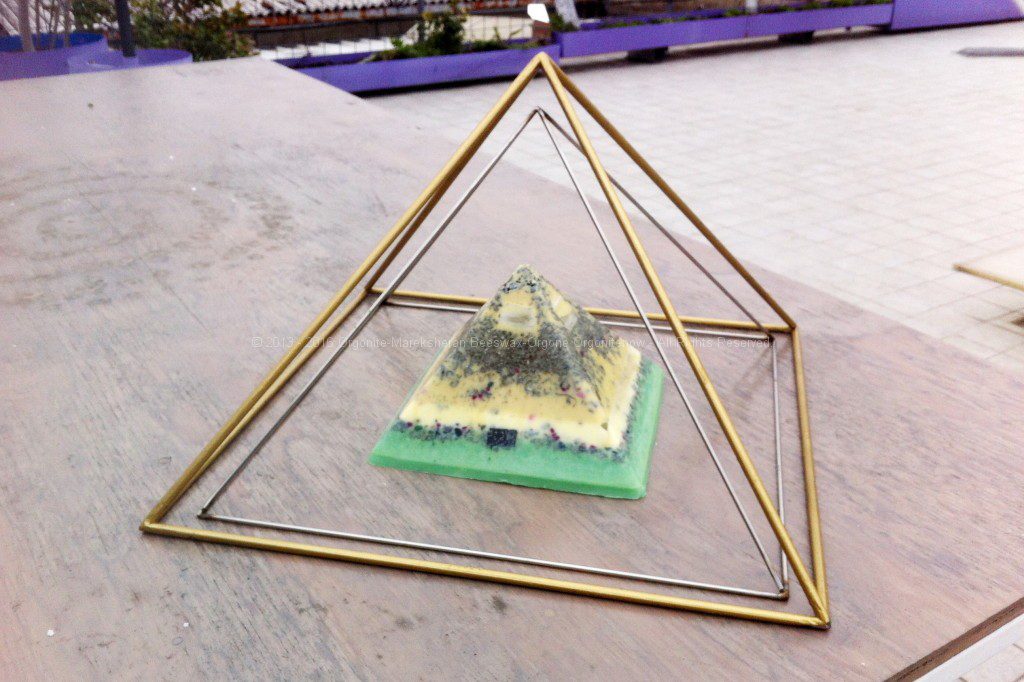 Marek Sheran - Piramide dentro struttura amplificante le piramidi di Marek Sheran