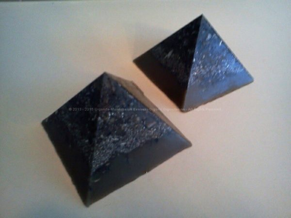 Piramidi orgoniti 9 cm (coppia) con quarzo ialino 003