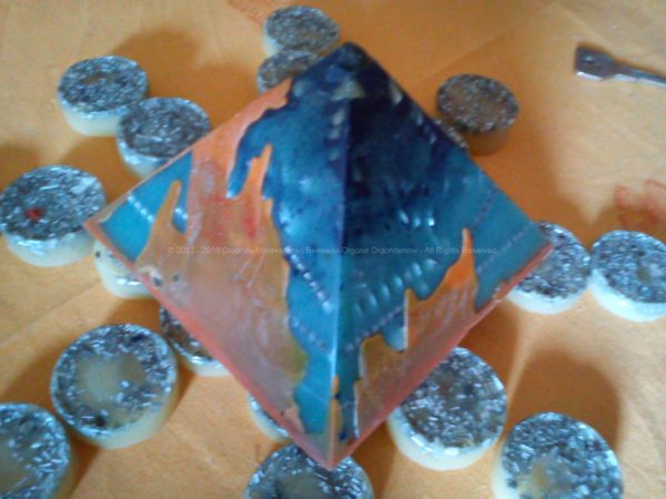 Piramide orgonite 12 cm quarzo ialino e shungite burattata 009