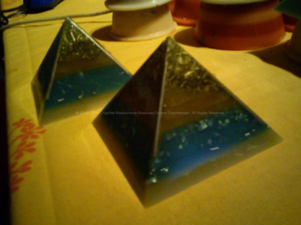 Piramidi orgonite naturale con cera d'api, cristallo monoterminale laser in punta e quarzo ialino lavorato centrale