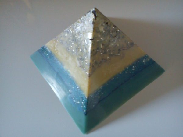 piramide orgonite con cera d'api, shungite grezza come punta e cuore di quarzo ametista burattato
