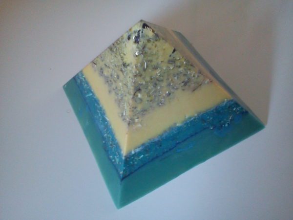 piramide orgonite con cera d'api, shungite grezza come punta e cuore di quarzo ametista burattato