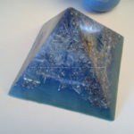 piramide orgonite con cera d'api, shungite come punta e quarzo ametista come cuore