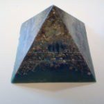 piramide orgonite con cera d'api, shungite come punta e quarzo ametista come cuore