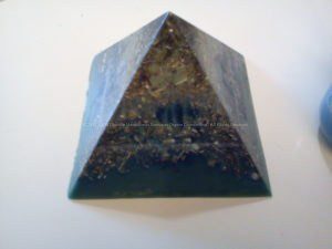 piramide orgonite con cera d'api, shungite come punta e quarzo ametista come cuore
