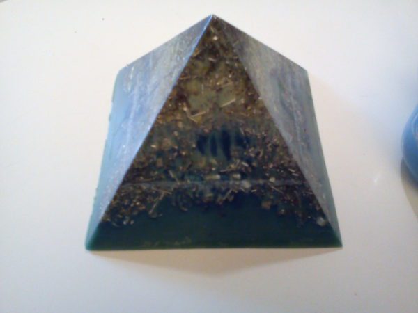 piramide orgonite con cera d'api, shungite come punta e quarzo ametista come cuore