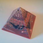 Piramide orgonite shungite in punta e tormalina nera come cuore.