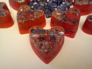 Cuori orgonite San Valentino, in cera d'api, con graniglia di sodalite blue e pietra di sodalite blu, burattate