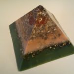 Piramide orgonite naturale con cera d'api, quarzo ialino laser in punta e shungite burattata centrale