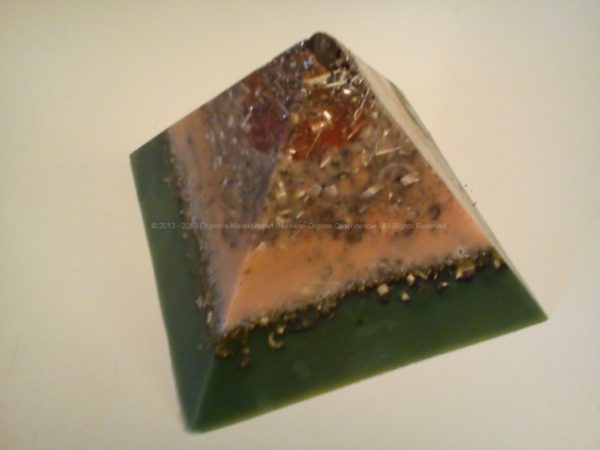 Piramide orgonite naturale con cera d'api, quarzo ialino laser in punta e shungite burattata centrale