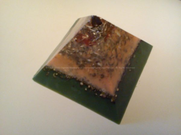Piramide orgonite naturale con cera d'api, quarzo ialino laser in punta e shungite burattata centrale