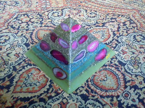 Pyramid Orgonite Purple Rain, is a beeswax pyramid orgonite, with hyalin quartz, agatas, and other minerals, metals and other materials