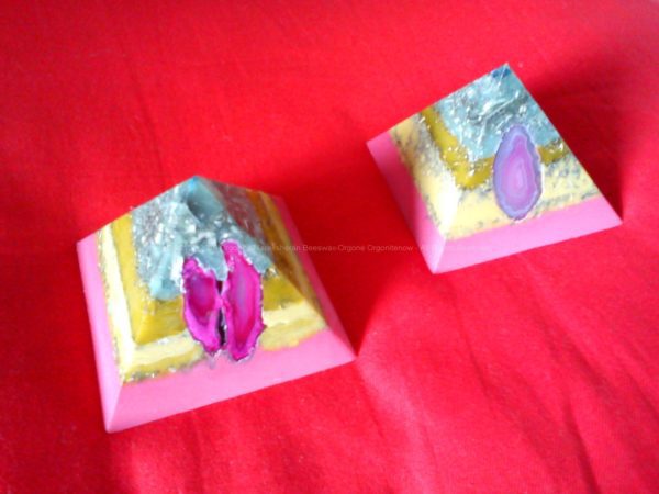 Piramidi orgonite con cera d'api, quarzo laser ialino monoterminale e altra pietra centrale