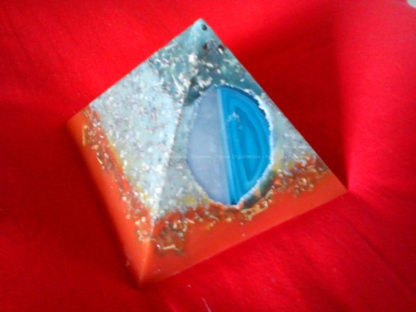 Piramide orgonite naturale, con cera dÃ¬api, quarzo ialino laser (monoterminale) come punta, shungite grezza come cuore, agata nel rivestimento esterno.