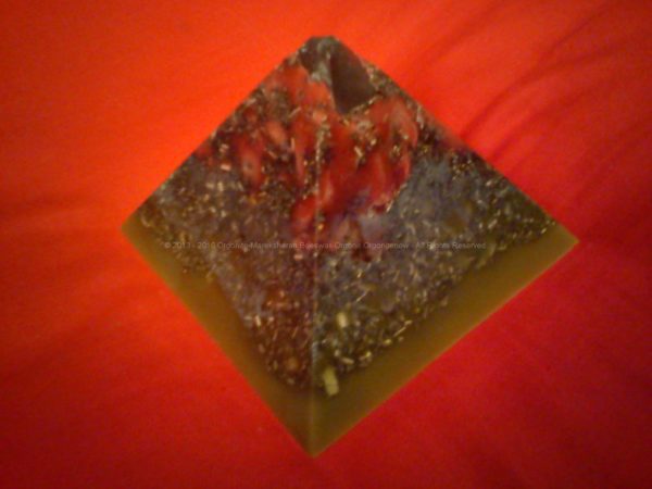 pyramid orgonite in beeswax, with huge crystal and shungite, flowers