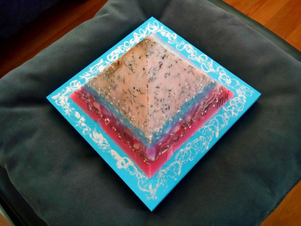 Orgonite Pyramid 17 Spring : 5 smokey quartz.