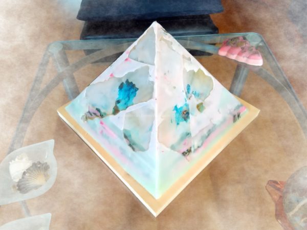 Veganite Pyramid 26 Ocean, soy wax, huges quartz, metals, selenit