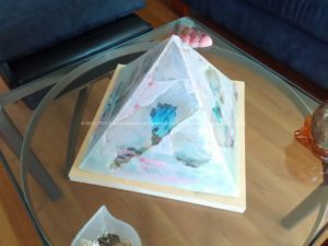Veganite Pyramid 26 Ocean, soy wax, huges quartz, metals, selenit