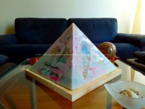Veganite Pyramid 26 Ocean, soy wax, huges quartz, metals, selenit