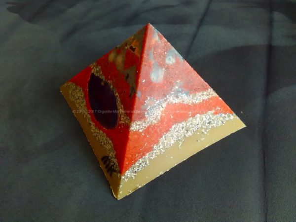 Piramide orgonite 12 cm special 015, cristallo di rocca, shungite, agata, cera d'api e metalli.