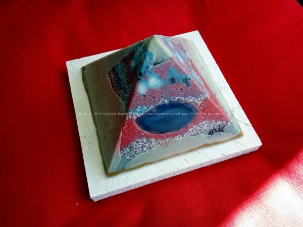 Piramide orgonite 12 cm special 015