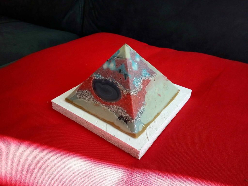 Piramide orgonite 12 cm special 015