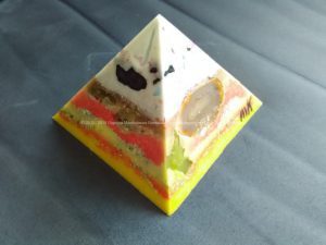 Piramide orgonite 12 cm special 016, cristallo di rocca, shungite, agata, cera d'api e metalli.