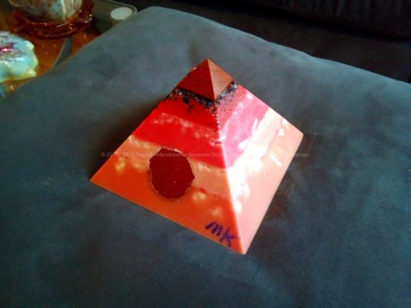 Snake Hunter 12 cm pyramid orgonite 002