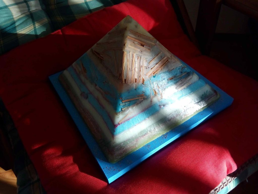 Jamaica 24 cm pyramid orgonite