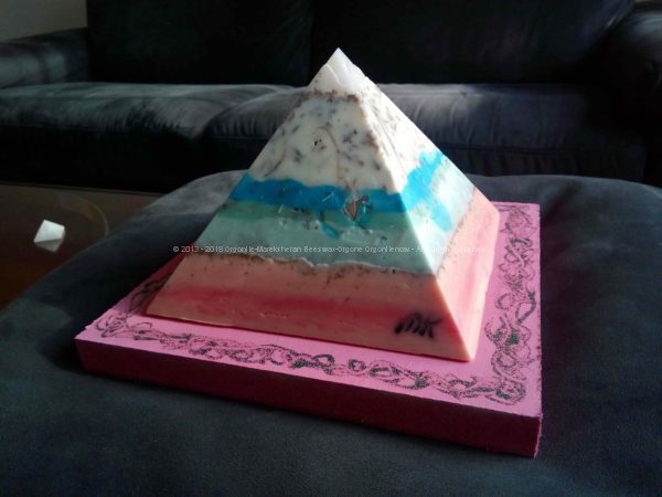 Weed 17 cm pyramid orgonite