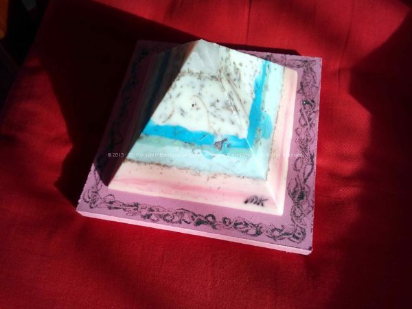 Weed 17 cm pyramid orgonite