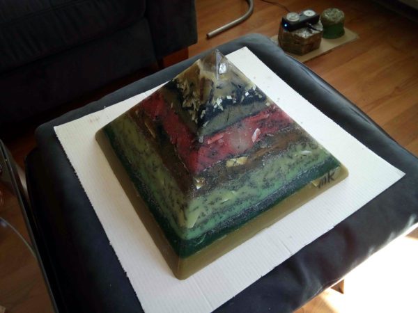 Erba 24 cm piramide orgonite