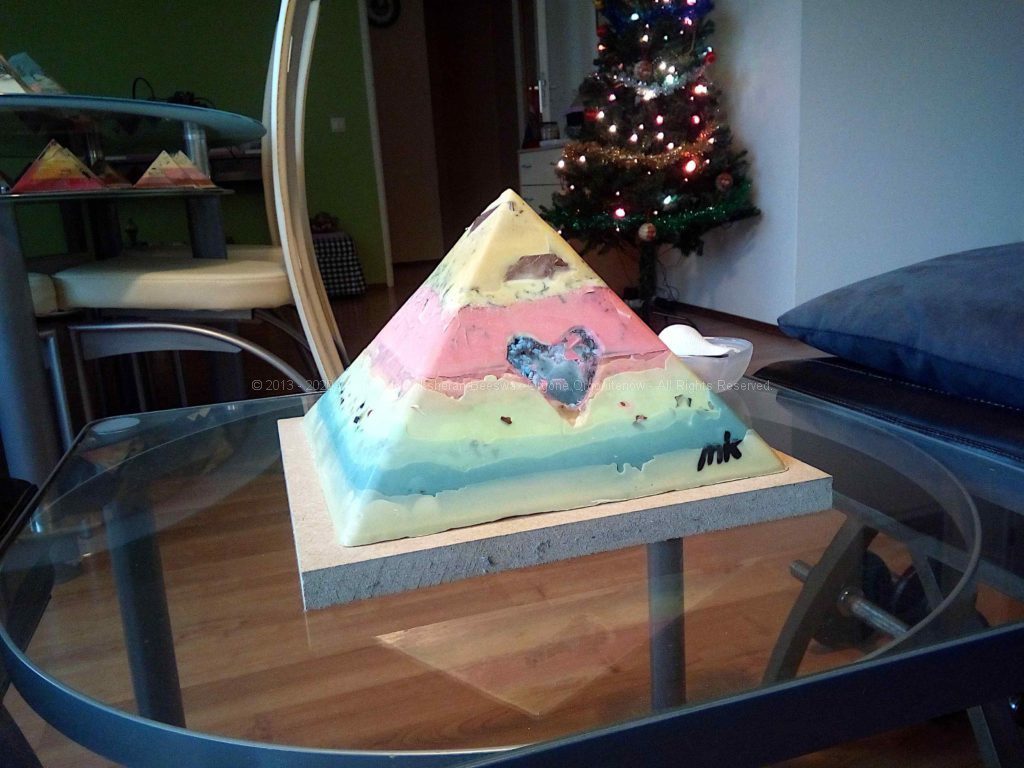 Happy New Year 24 cm pyramid