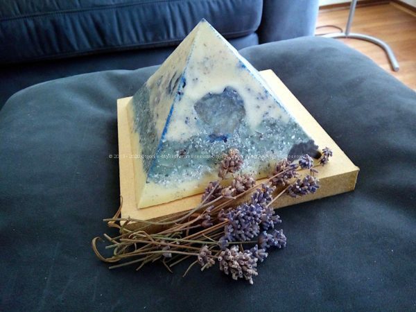 Lavender Blue 13 cm beeswax pyramid