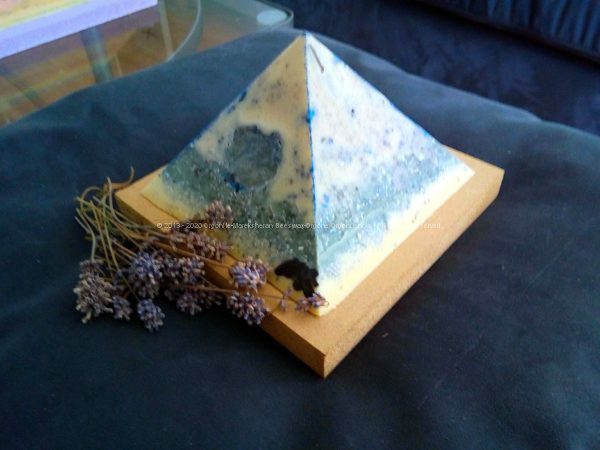 Lavender Blue 13 cm pyramid orgonite