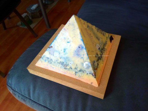 Multistones 13 cm beeswax pyramid