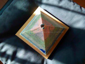 Oasis piramide orgonite 13 cm quarzo tormalina 023