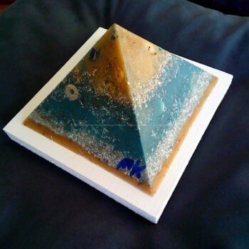 Eternal Love 13 cm pyramid orgonite