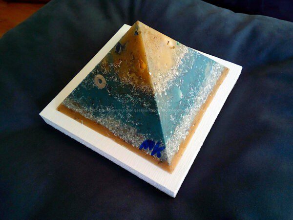 Eternal Love 13 cm pyramid orgonite