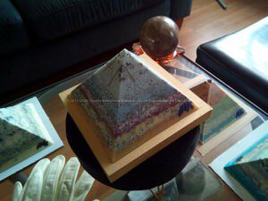 Ice piramide orgonite 13 cm