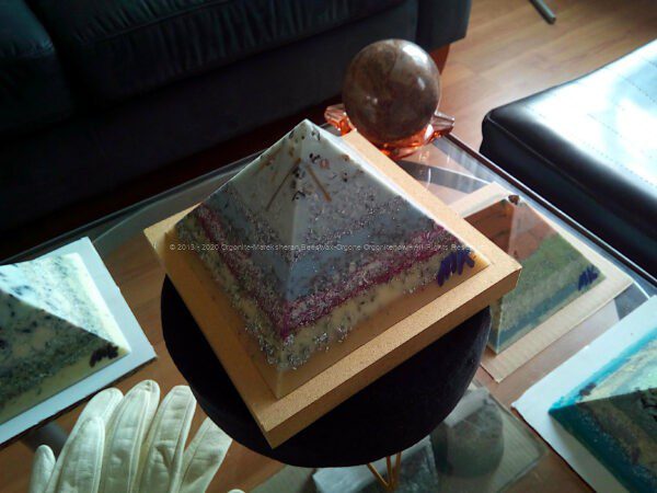 Ice piramide orgonite 13 cm