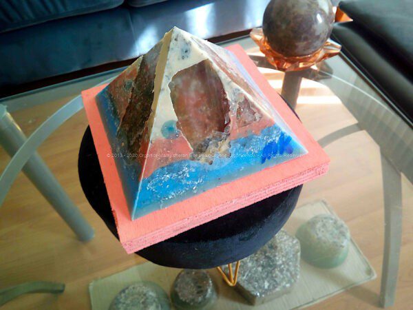 Lockdown 13 cm pyramid orgonite